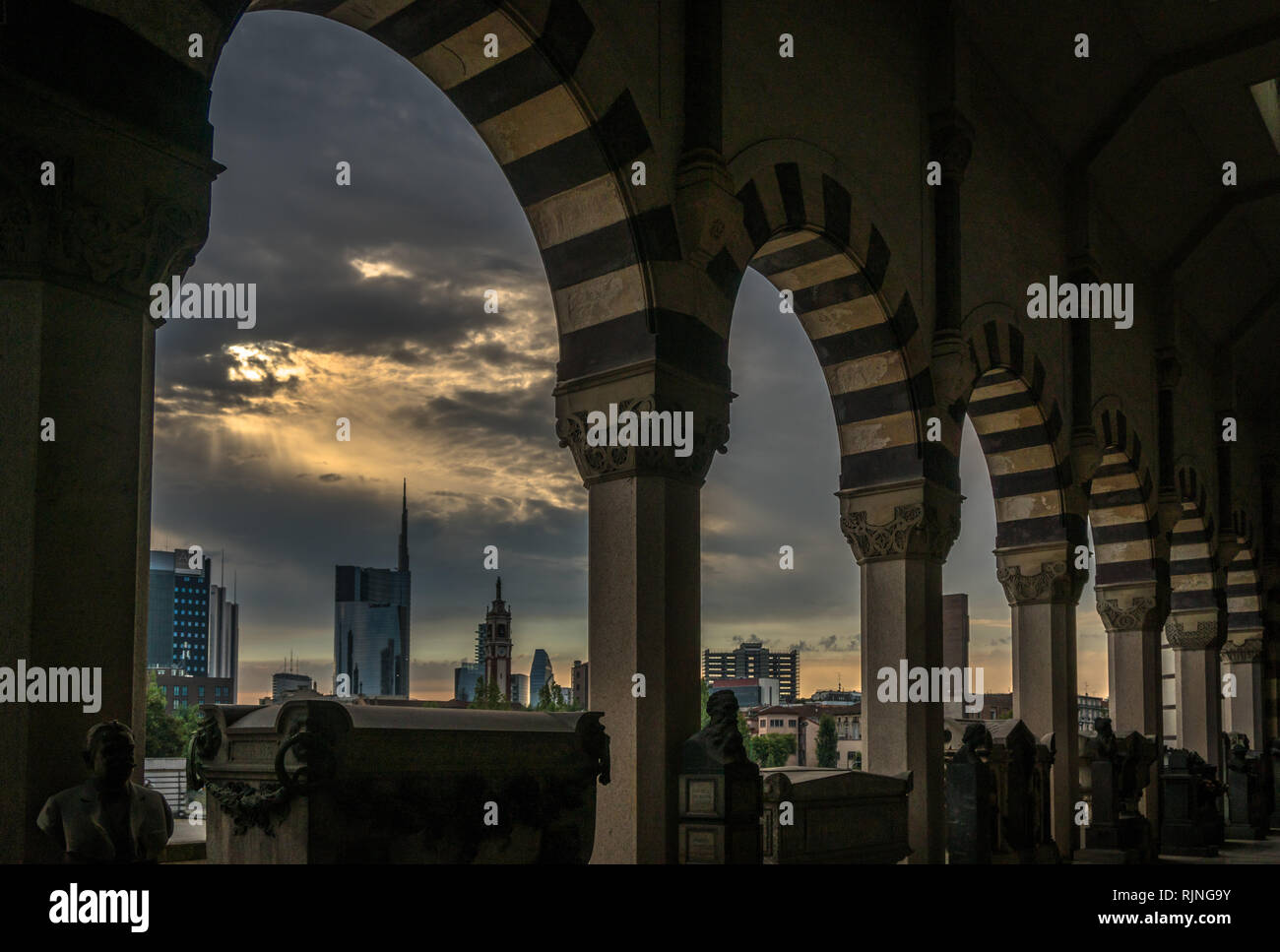 Milano Skyline Blick in einem bewölkten Tag mit epischen Himmel von der monumentalen Friedhof Stockfoto