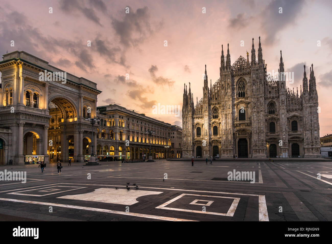 Mailand Duomo Platz mit Galleria Vittorio Emanuele bei Sonnenaufgang Stockfoto