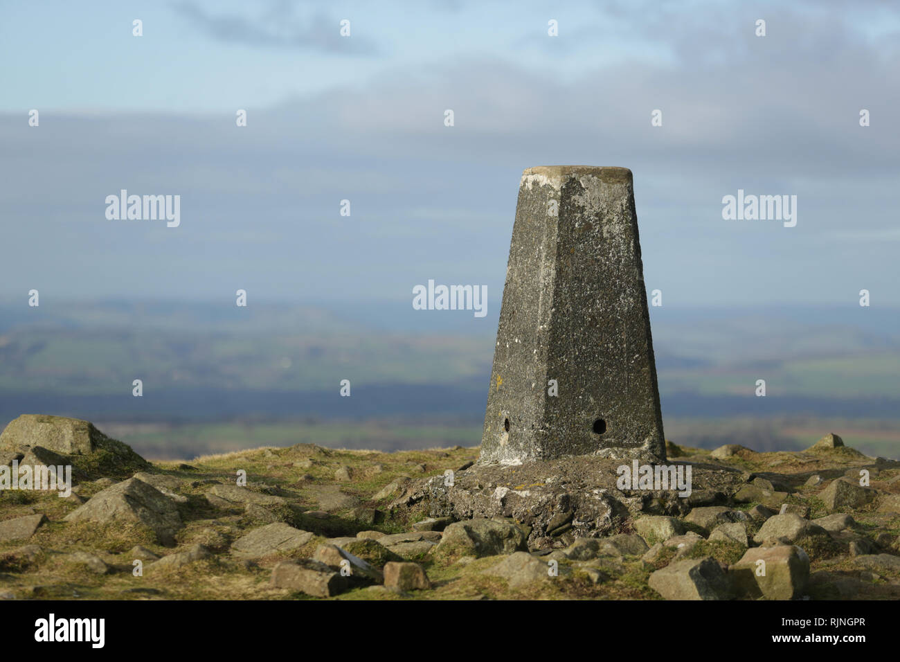 Trig Point auf dem Gipfel des 533 m (1749 ft) Titterstone Clee Shropshire, England, UK. Stockfoto