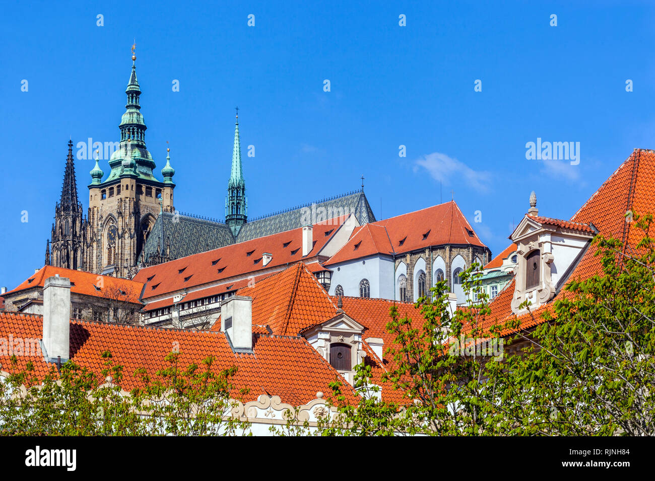 Die Prager Burg Dom Blick über die Dächer der Kleinseite in Prag in der Tschechischen Republik Stockfoto