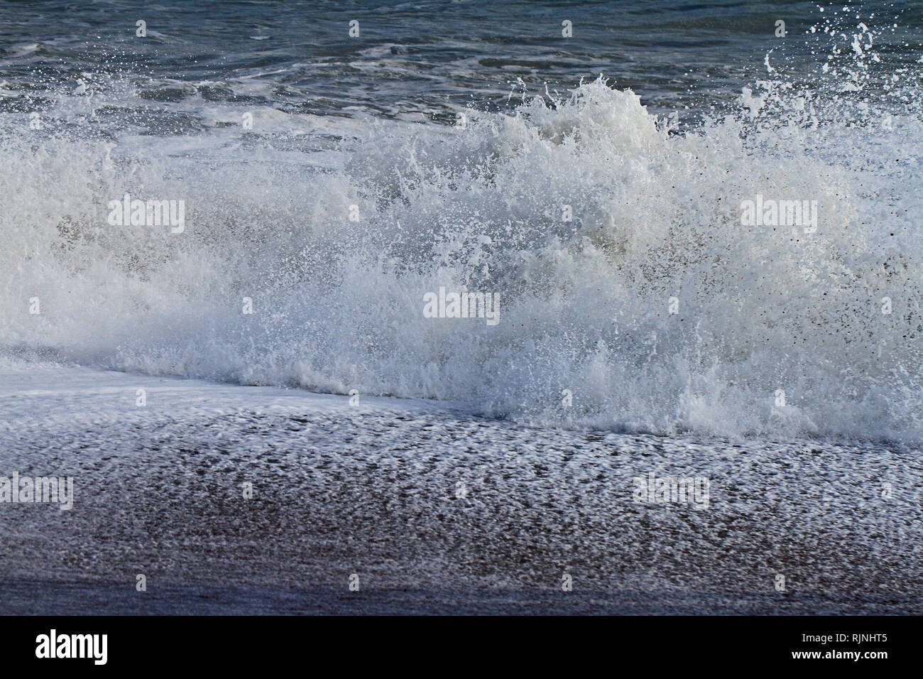 Raue oder wütende Meer im Winter in Porto Recanati in der Provinz Ancona Italien in der Nähe von Monte Conero mit dem Meer schäumt und spritzt auf den Strand Stockfoto