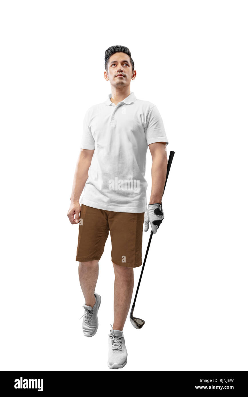 Stattliche asiatischer Mann in weißen Kleidern holding Eisen Golf Club auf weißem Hintergrund Stockfoto