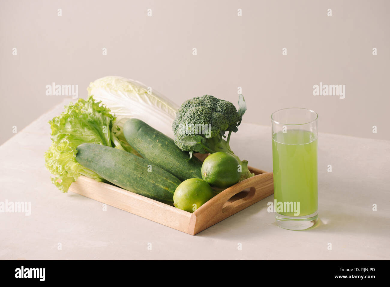 Vegane Ernährung Essen. Detox Drinks. Frisch gepresste Säfte und Smoothies von Gemüse. Auf weißem Hintergrund, Holz- fach, Zutaten. Platz kopieren Stockfoto