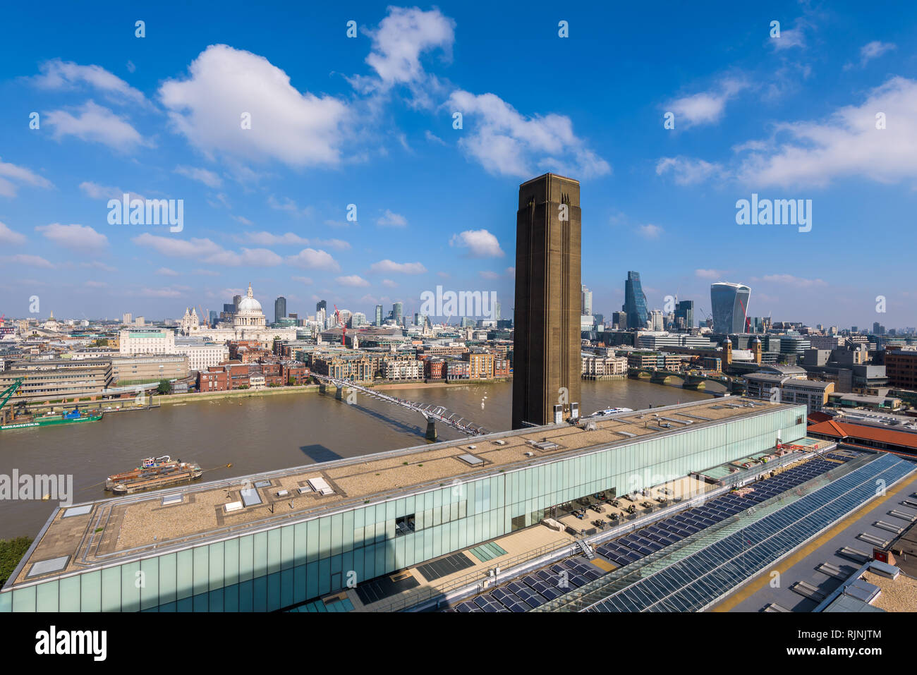 London, England. Der Schornstein der Tate Modern vom Schalter Haus mit der Stadt London, Canary Wharf und der SHARD als Hintergrund zu sehen Stockfoto