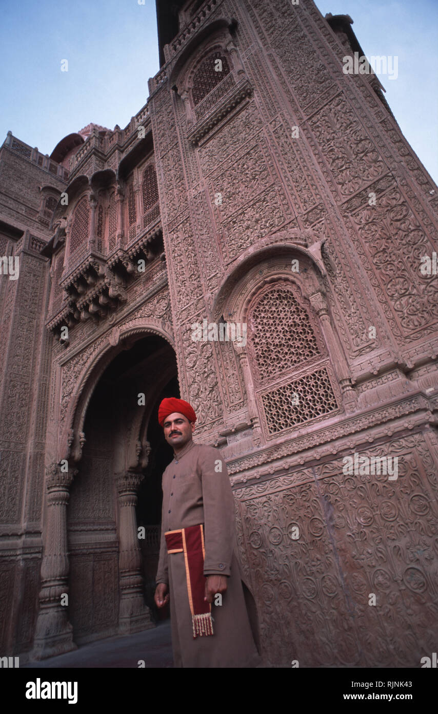 Bildunterschrift: Bikaner, Rajasthan, Indien - Apr 2003. Der Portier von Laxmi Niwas Palace, der ehemaligen Residenz der Maharaj von Bikaner, jetzt ein Boutique Hotel Stockfoto