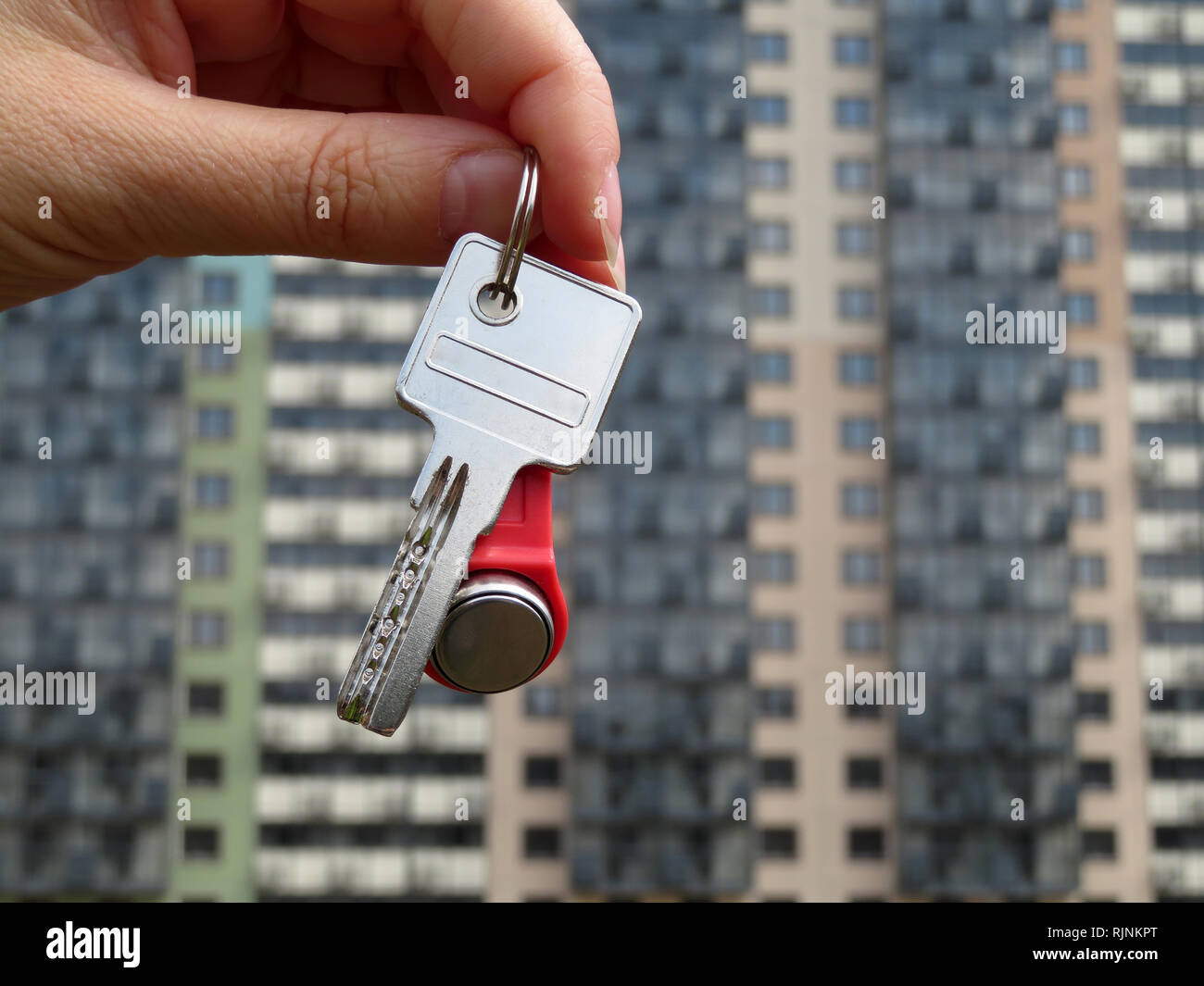 Haus Kauf, Immobilienmakler, Haus, Schlüssel auf dem Hintergrund von neuen Gebäuden. Umzug oder Vermietung Stockfoto