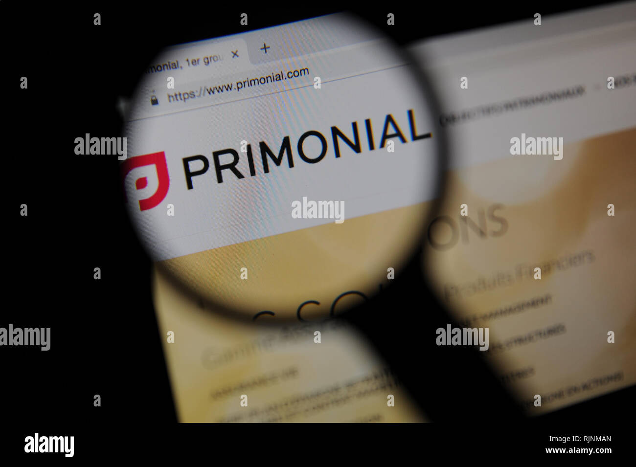 Primonial Website durch ein Vergrößerungsglas gesehen Stockfoto