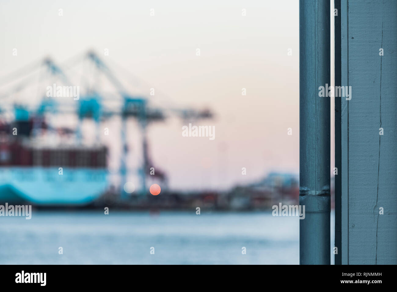 Abflussrohre an der Seite des Gebäudes, unscharfer Blick auf Arbeit Schiff im Hintergrund, Göteborg, Schweden, Europa Stockfoto