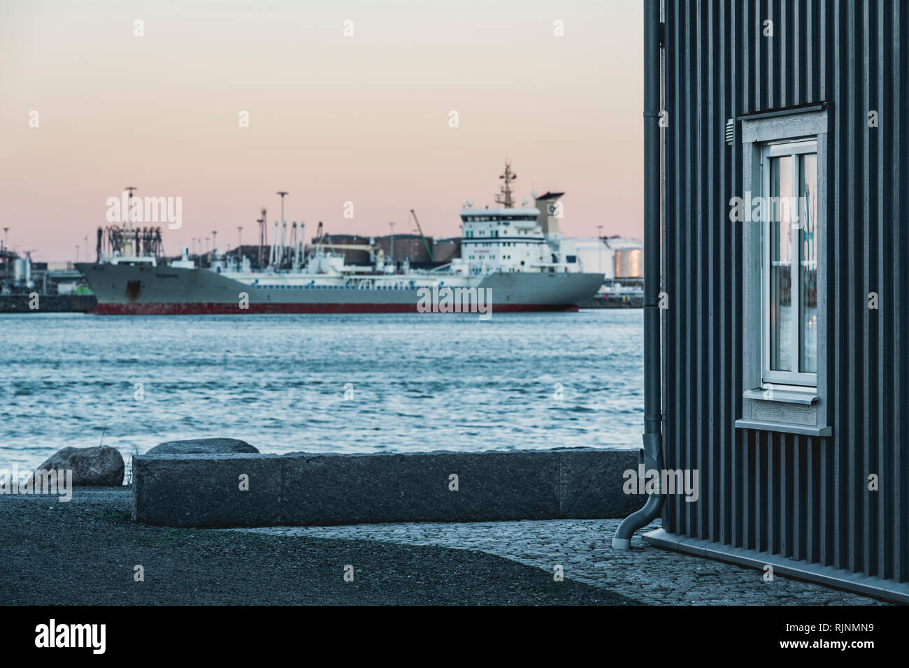 Arbeiten im großen Maßstab Schiff vertäut am Flußufer, Göteborg, Schweden, Europa Stockfoto