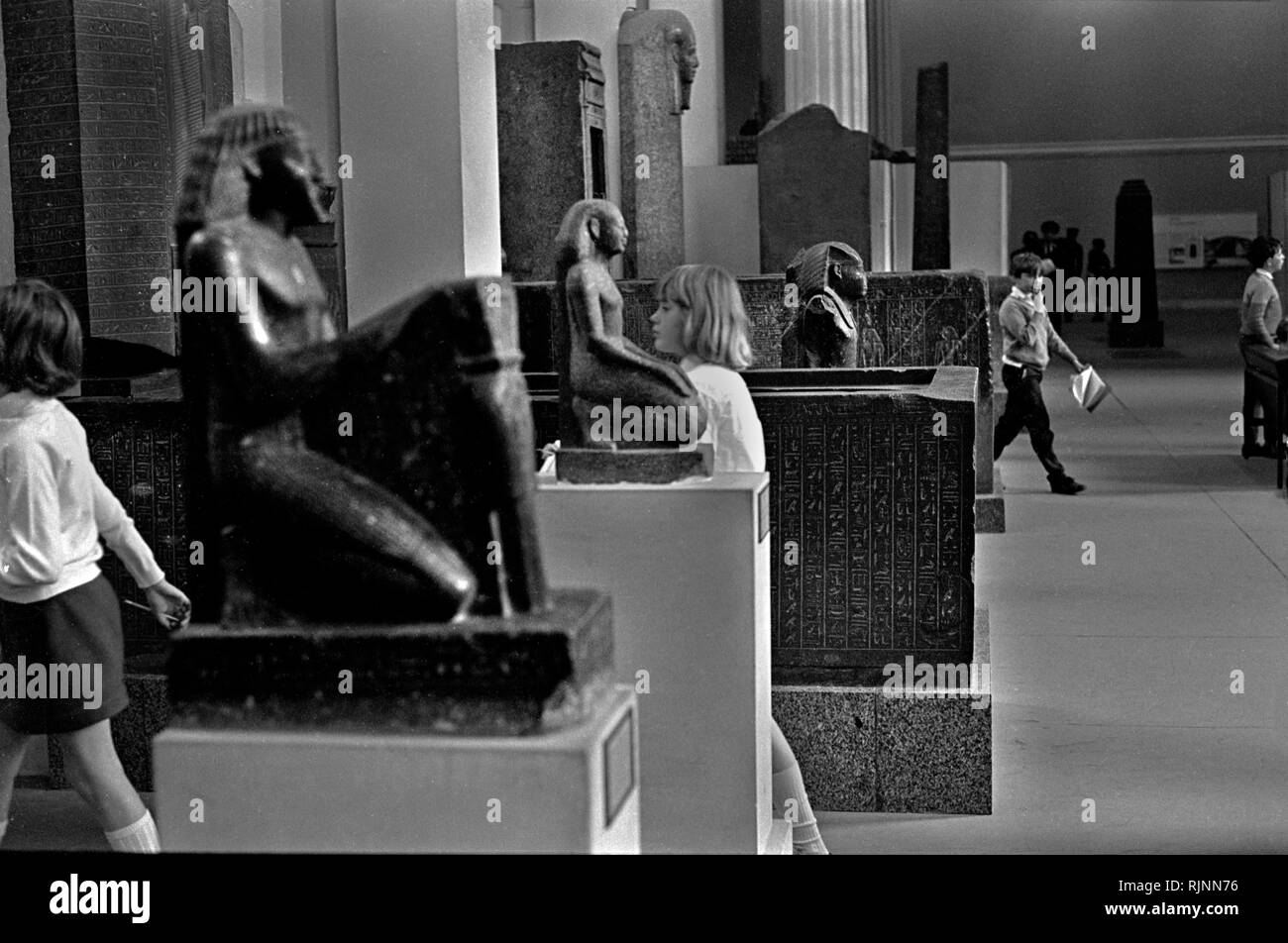 Schulausflug zum British Museum 1960er Schulausflug nach London im Zentrum von Großbritannien. Schulkinder, Kinder schlendern durch das Museum mit alten ägyptischen Skulpturen, die heute als Ägyptische Skulpturengalerie bezeichnet werden. 1969 HOMER SYKES Stockfoto