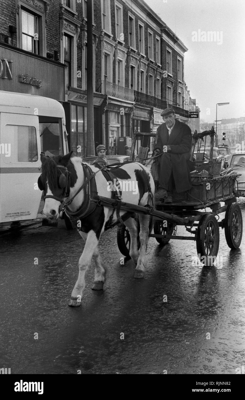 Rag und Knochen Mann namens auch ein Wanken Sammeln von Schrott und Material mit seinem Pferd und Wagen zu verkaufen, Notting Hill Gegend in West London 1970. Sammeln von Schrott für Recycling re-cycling 1970 s UK. HOMER SYKES Stockfoto