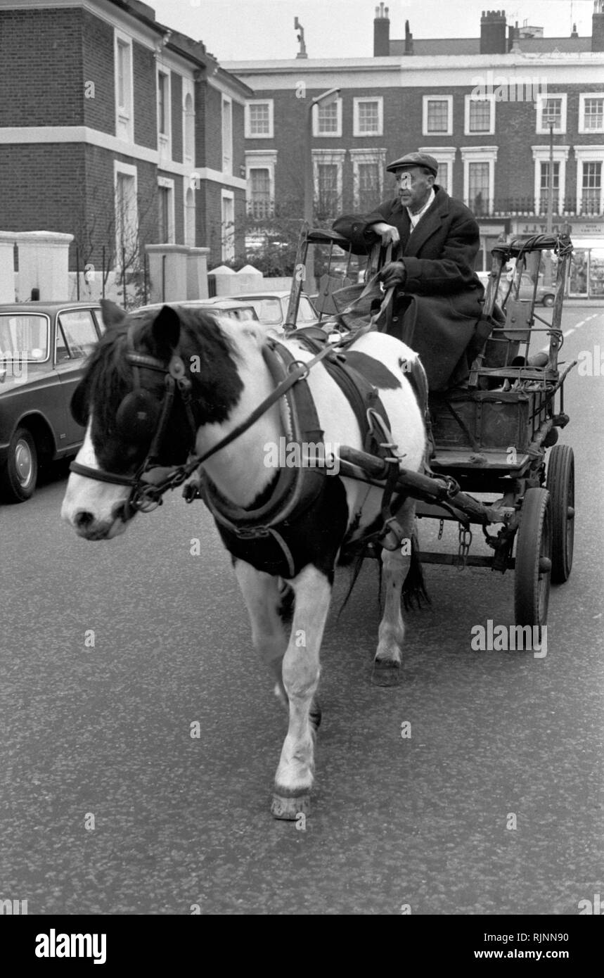 Rag und Knochen Mann namens auch ein Wanken Sammeln von Schrott und Material mit seinem Pferd und Wagen zu verkaufen, Notting Hill Gegend in West London 1970. Sammeln von Schrott für Recycling re-cycling 1970 s UK. HOMER SYKES Stockfoto