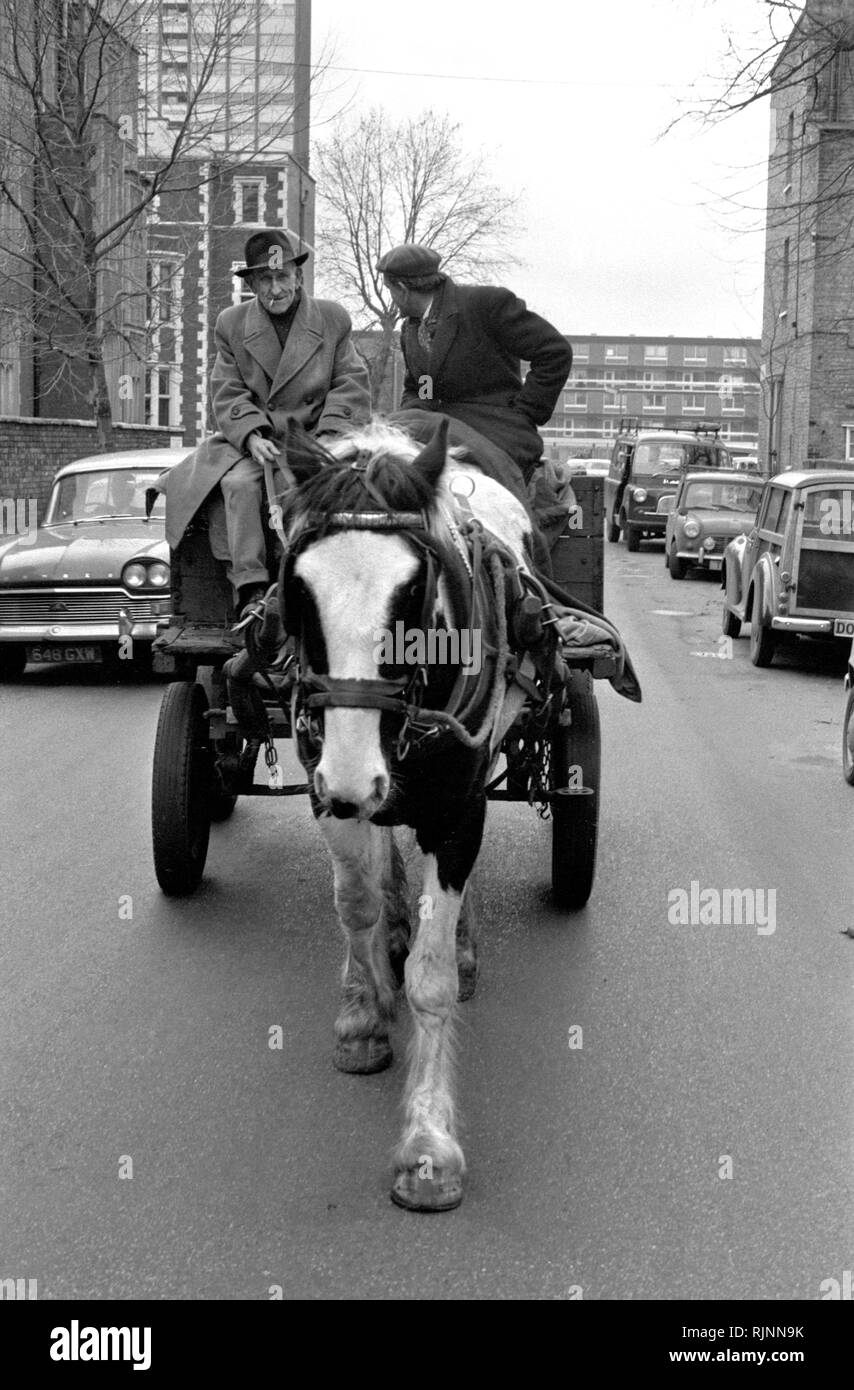 Rag und Knochen Mann namens auch ein Wanken Sammeln von Schrott und Material mit seinem Pferd und Wagen zu verkaufen, Notting Hill Gegend in West London 1970. Sammeln von Schrott für Recycling re-cycling 1970 s UK. HOMER SYKES Stockfoto