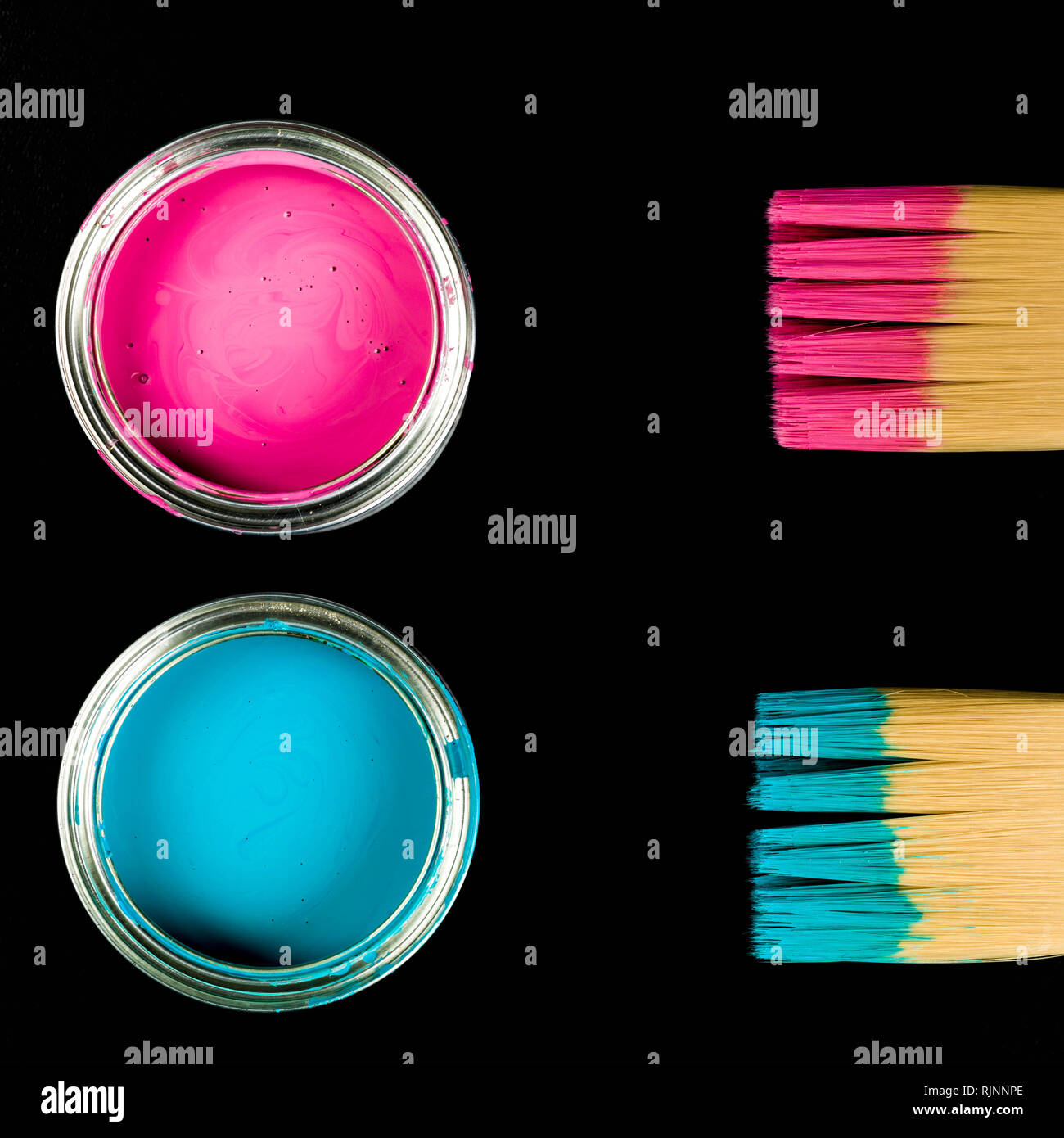 Rosa und Blaue Farbe Töpfe mit Pinsel auf schwarzem Hintergrund Stockfoto