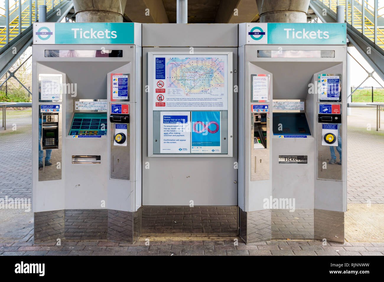 DLR Karten Maschine und Oyster Card top up Service. Royal Albert Station in London, England