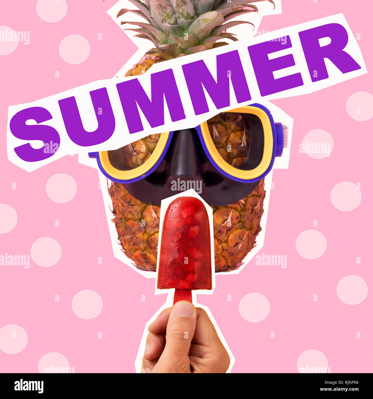 Der text Sommer, als ein Magazin Ausschnitte, Ananas mit einer Taucherbrille und eine Hand, die einen ice Pop, auf einem rosa Hintergrund mit rosa Punkten gemustert, ein Stockfoto