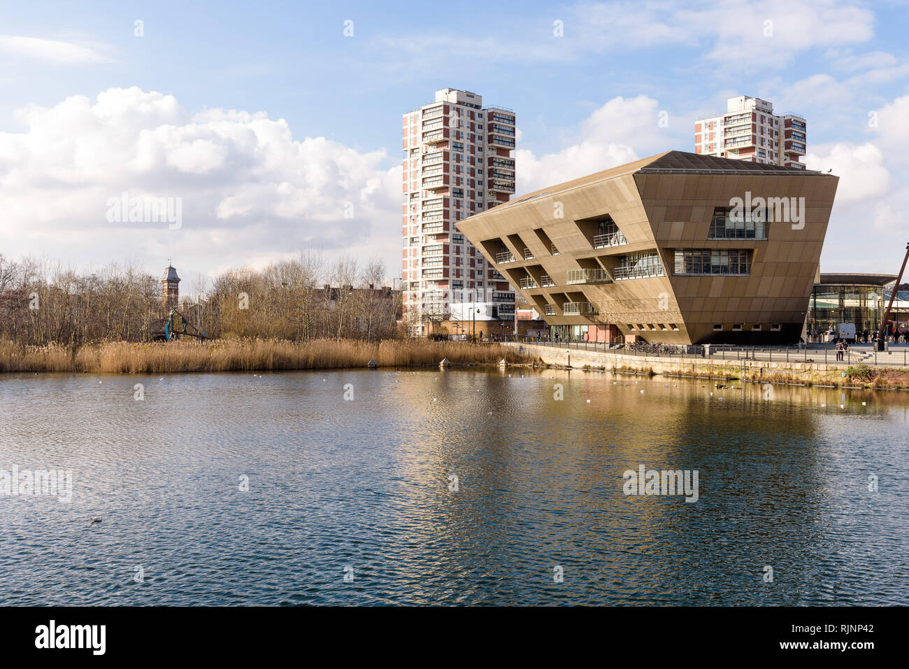 Der Canada Water Bibliothek über die Surrey Quays Teich an einem sonnigen Tag gesehen. London, England. Stockfoto