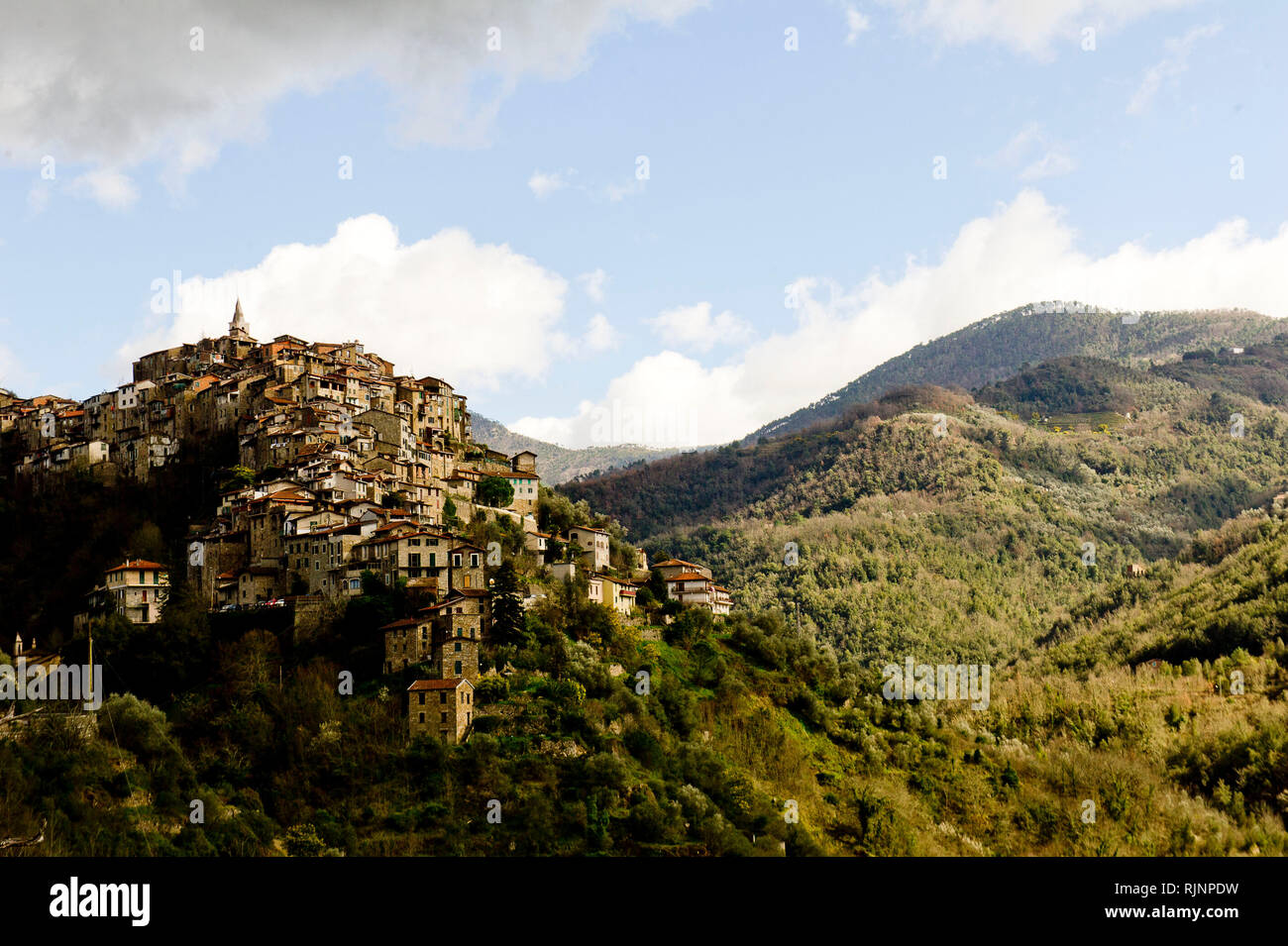 Italien, Ligurien, Imperia, Apricale, in der Val Nervia, alten, typischen Dorf und Fresken von verschiedenen Künstlern in den 60 landwirtschaftlichen Anbau erstellt c Stockfoto