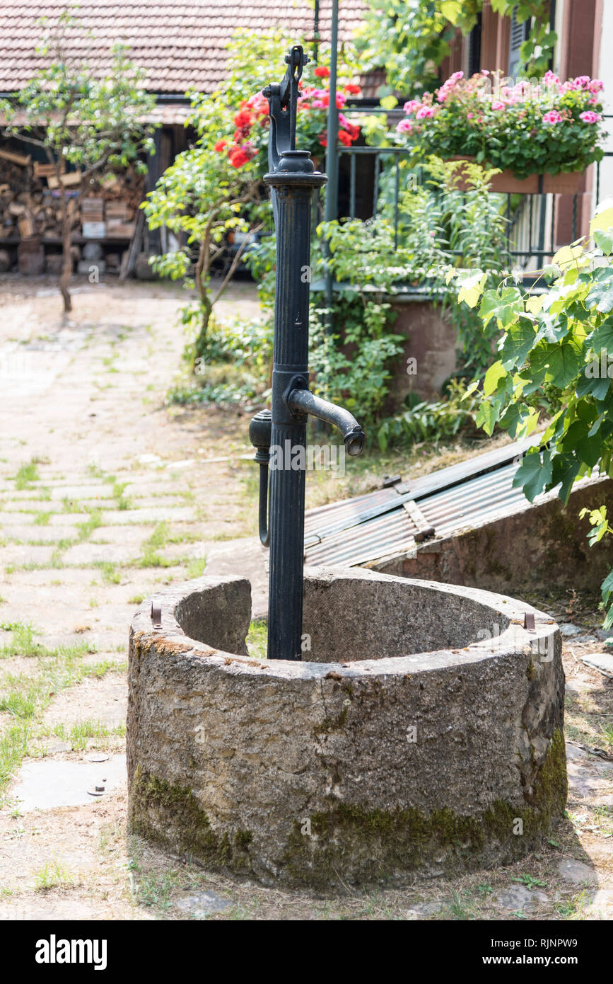 Alter Brunnen im Garten, Sommer, Elsass, Frankreich Stockfotografie - Alamy