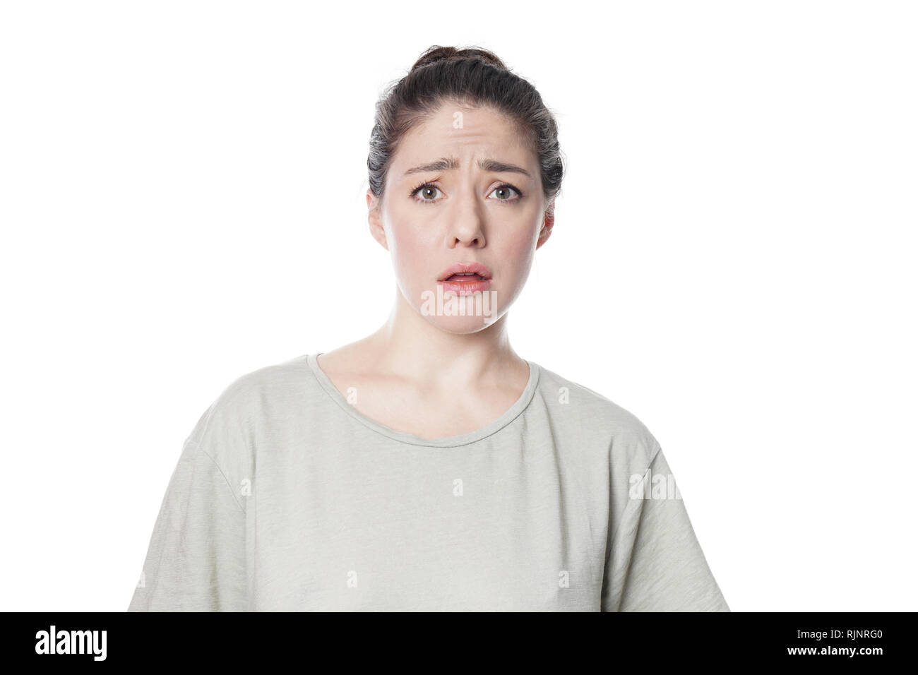 Sprachlos beleidigt junge Frau runzelte mit Unglauben Stockfoto