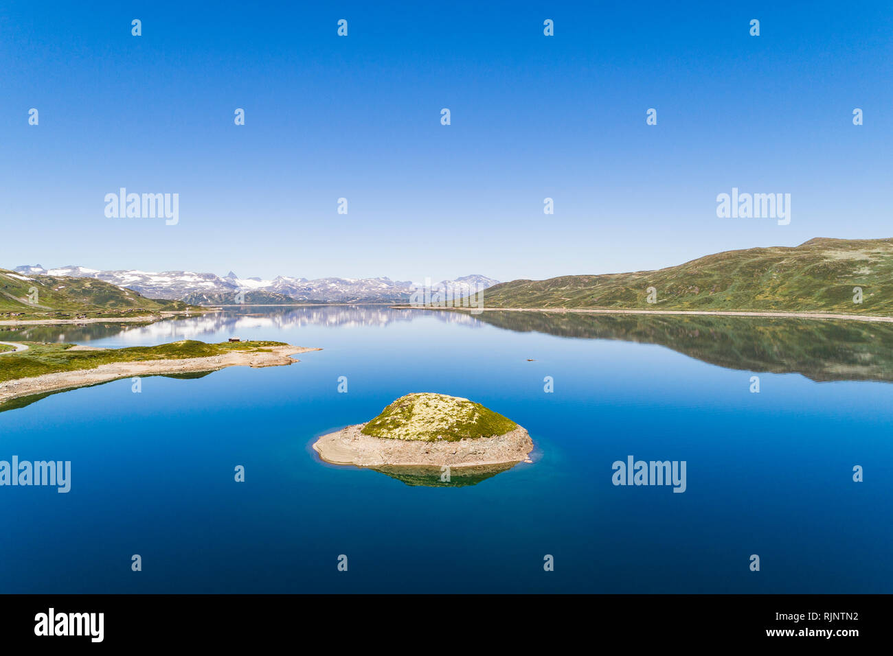 Panoramablick auf See und Berge Tyin Jotunheimen, Norwegen, Europa Stockfoto