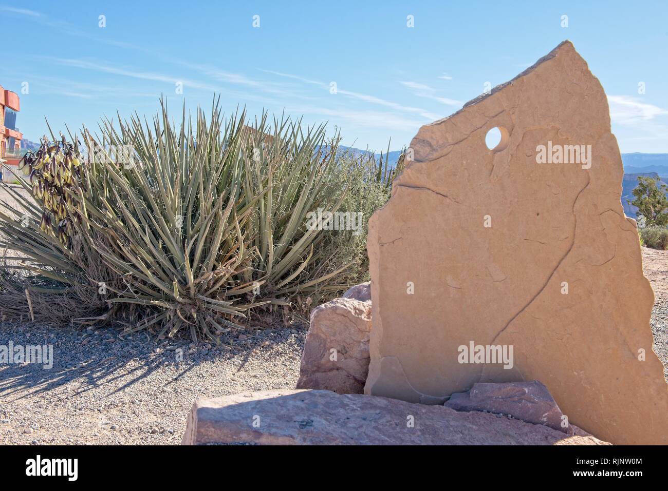 Eine vertikale Felsen mit einem Loch in und ein Jahrhundert Werk am Grand Canyon South Rim Stockfoto