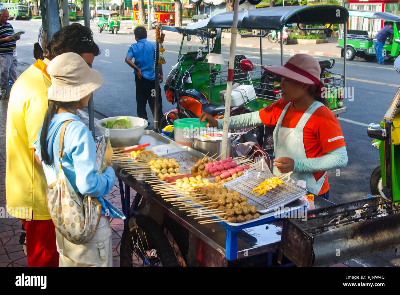 Bangkok, Thailand - 24. August 2018: Shop auf dem Markt in Bangkok, Menschen verkaufen Obst und frischen Fisch und Meeresfrüchte. Stockfoto