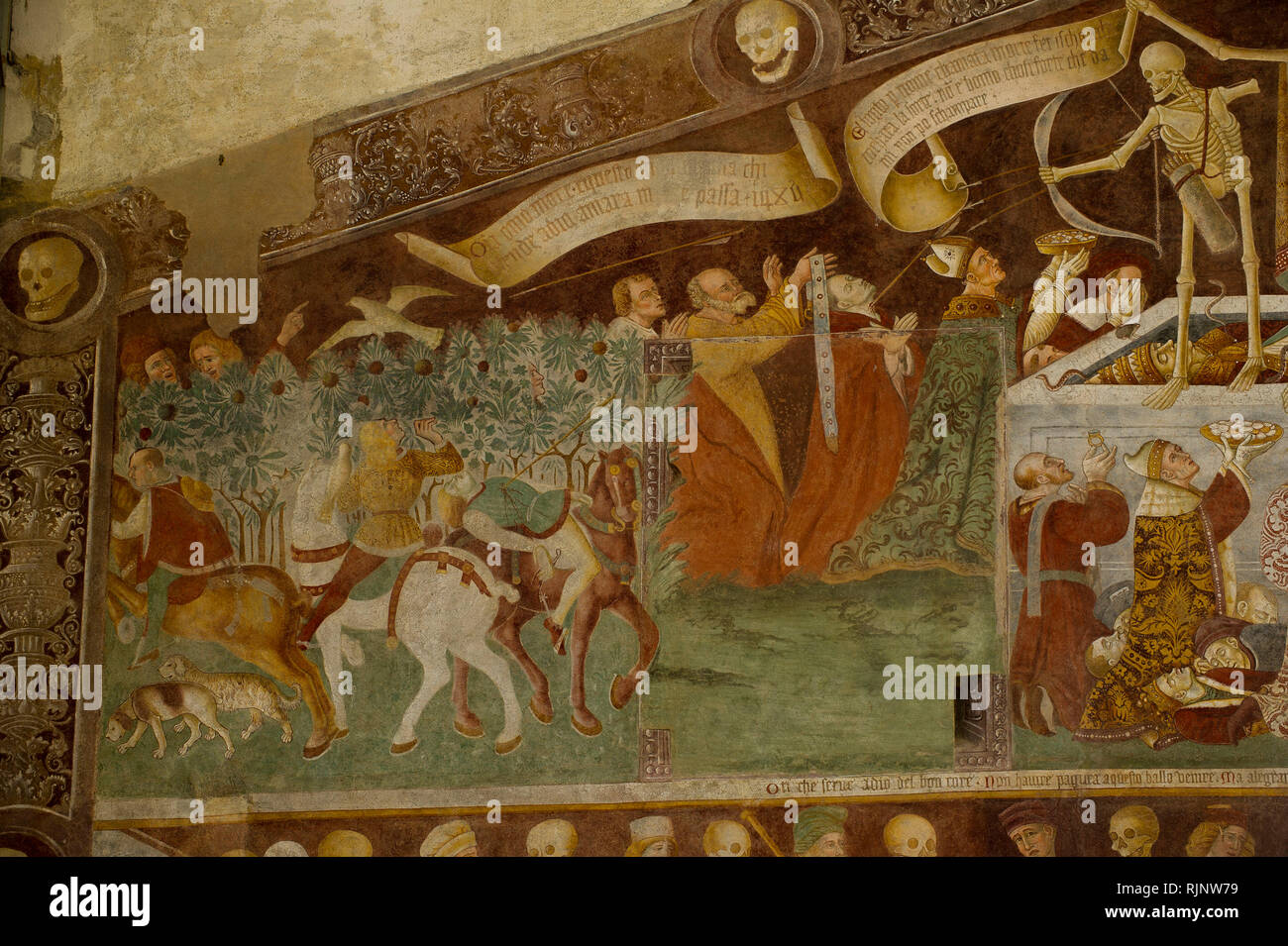 Italien, Lombardei, Clusone. an der Vorderseite der Kapelle der EZB-Fresko "der Triumph des Todes" und "Tanz des Todes. Frescoe gemalt von Giacomo B Stockfoto