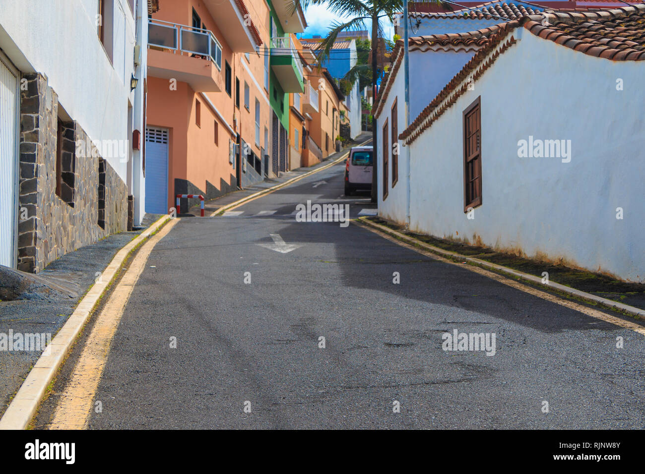 Steil ansteigende Straße in El Sauzal - Santa Cruz de Tenerife Stockfoto