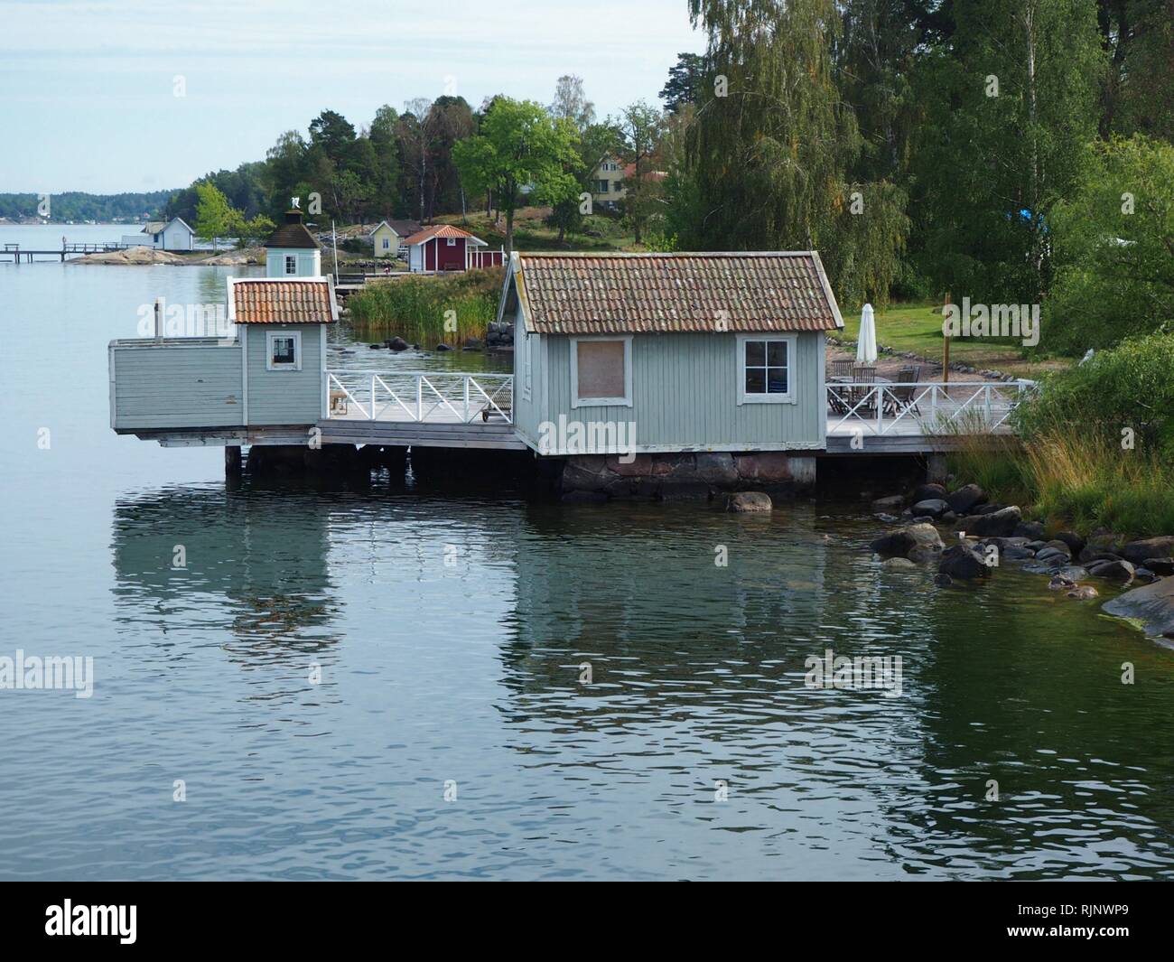 Holz- Boot und Steg auf einer Insel in den stockholmer Schären, Schweden Stockfoto