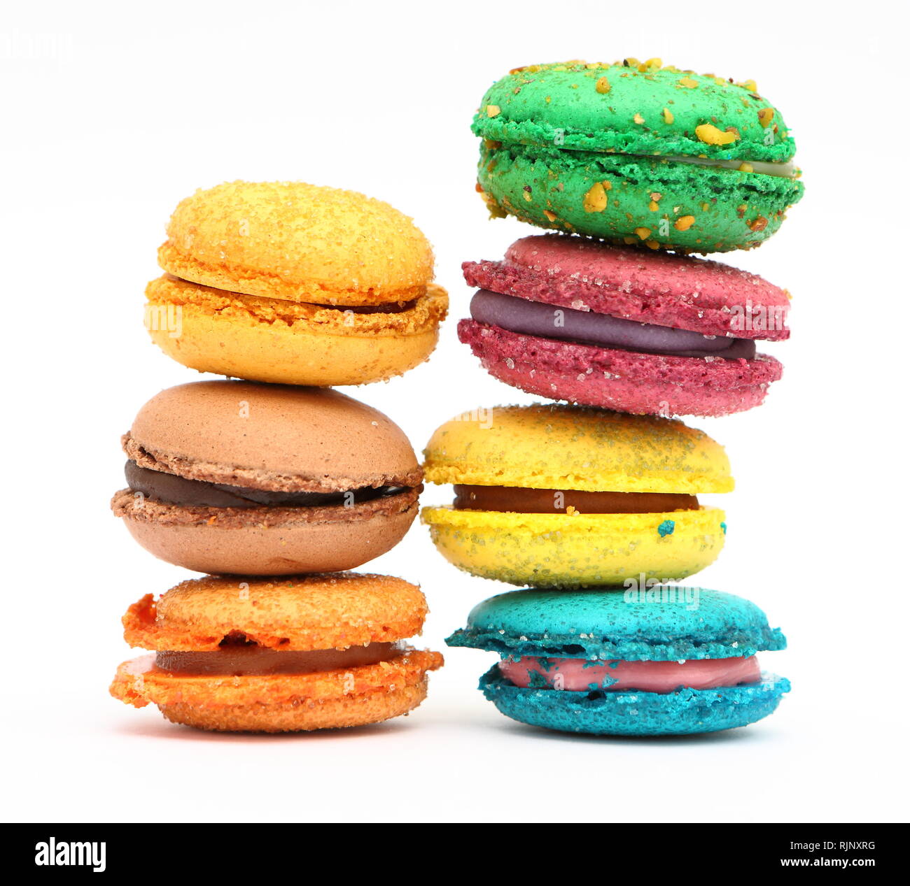 Süße und bunte französische Macarons oder Macaron auf weißem Hintergrund, Dessert. Stockfoto