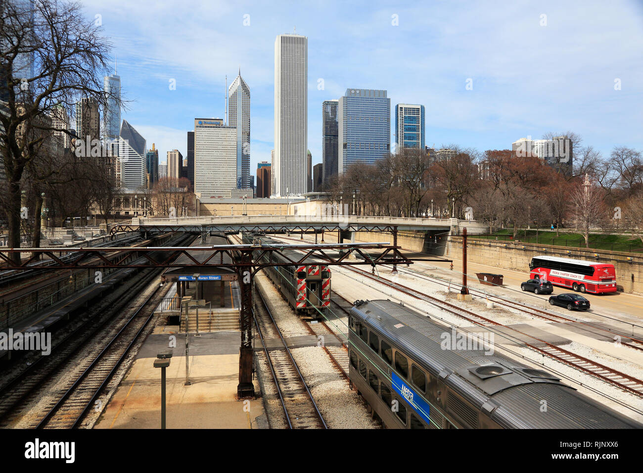 Rail Yard im Grant Park Nordseite mit Chicago Skyline im Hintergrund. Chicago Illinois USA. Stockfoto