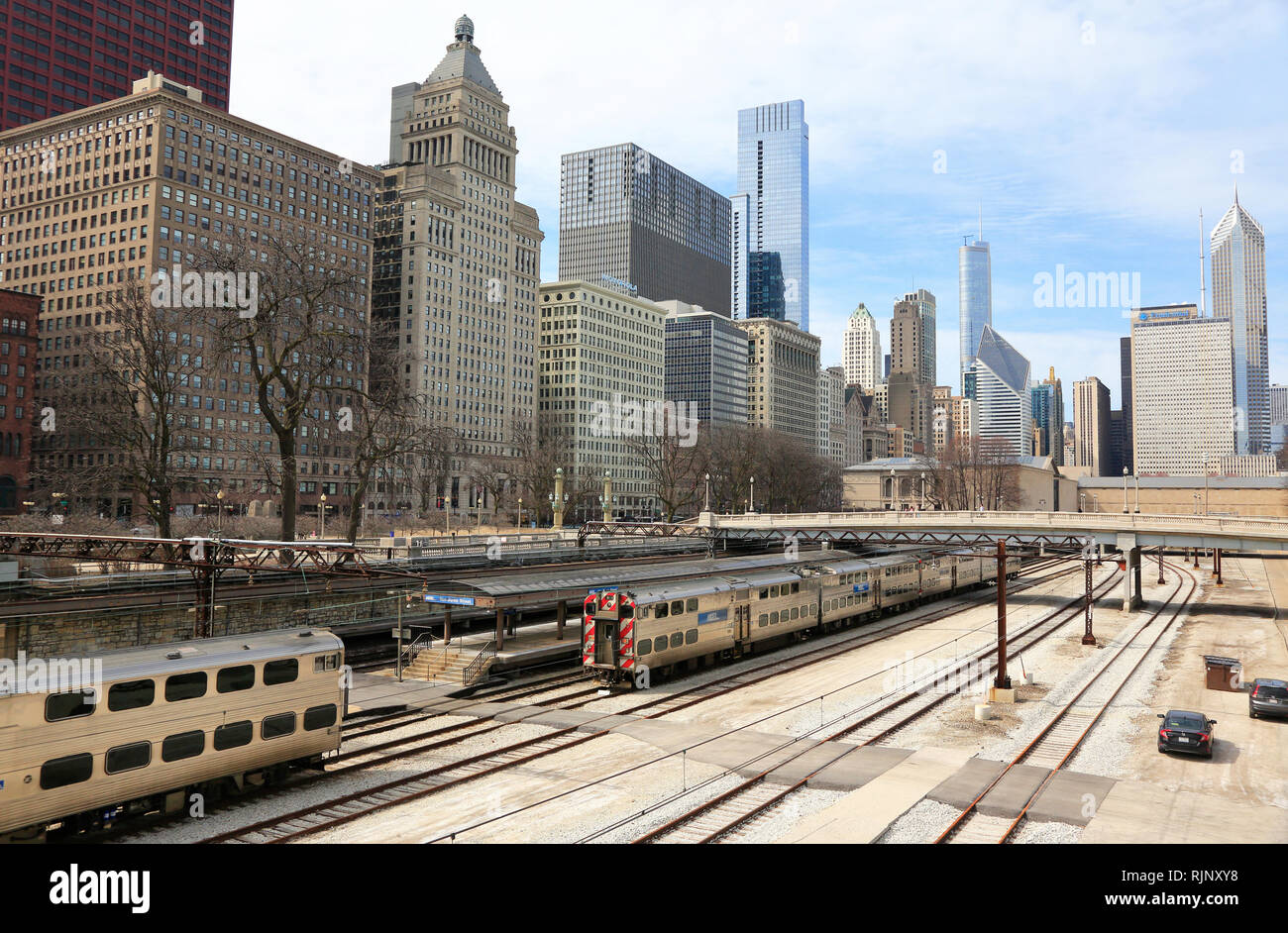 Rail Yard im Grant Park Nordseite mit Gebäude entlang der Michigan Avenue und Chicago Skyline im Hintergrund. Chicago Illinois USA. Stockfoto