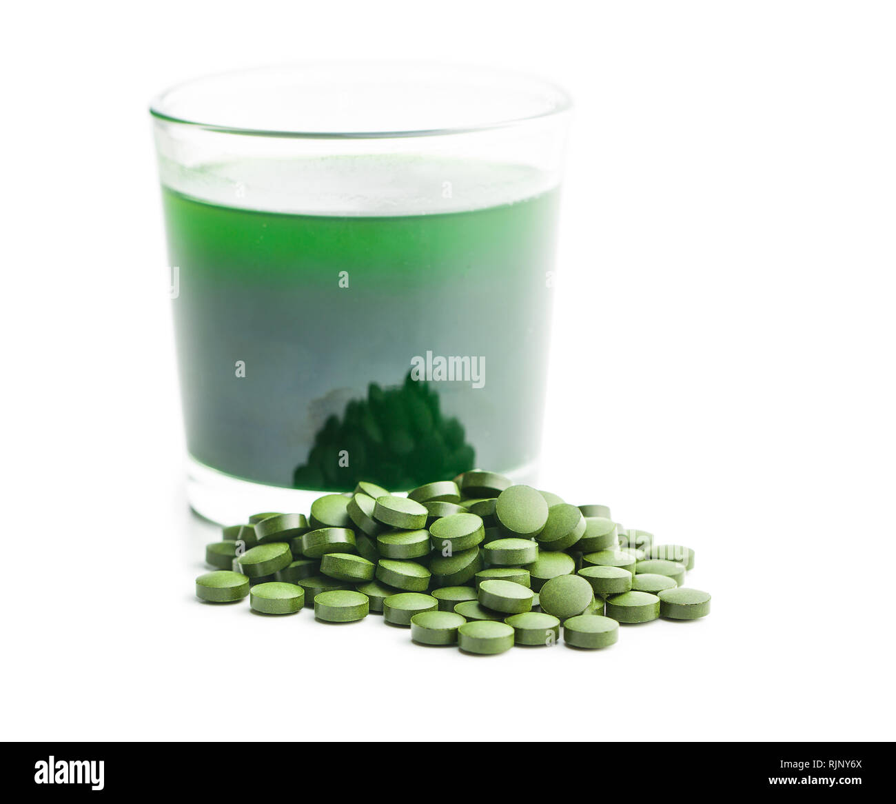 Chlorella oder grün Gerste. Detox superfood. Spirulina Tabletten und  Smoothie Stockfotografie - Alamy