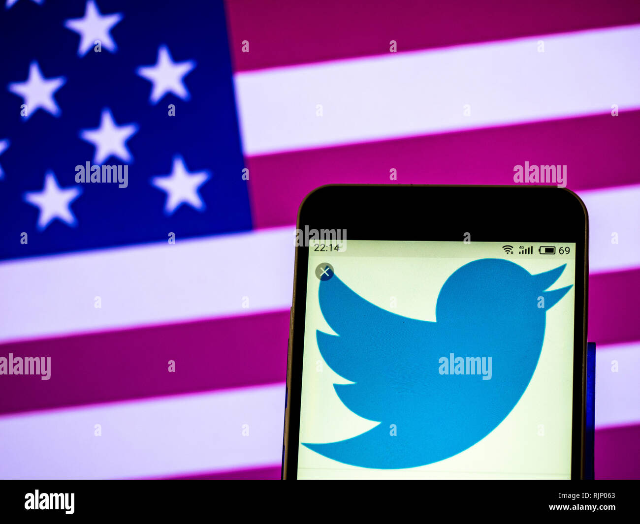 Twitter Inc. Social Network Firmenlogo auf dem Smartphone angezeigt Stockfoto