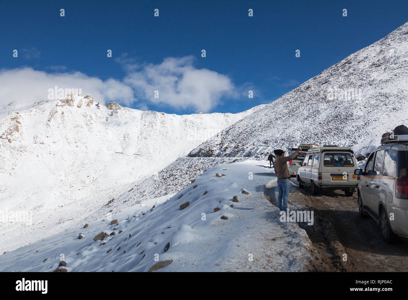 Autos zu Nubra Tal gehen, die in der Warteschlange warten, weil bei einem Unfall auf hoher Höhe Straße zwischen Leh und Khardung La, Ladakh, Indien Stockfoto