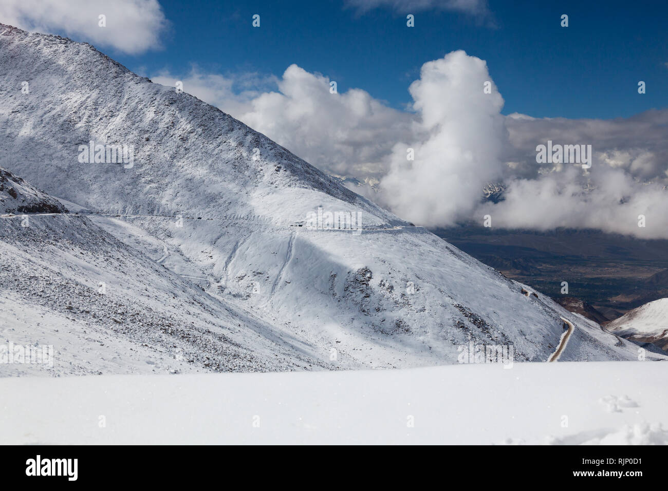 Berglandschaft und Stau bei einem Unfall ein wenig weiter auf der Höhe Straße zwischen Leh und Khardung La, Ladakh, Indien Stockfoto