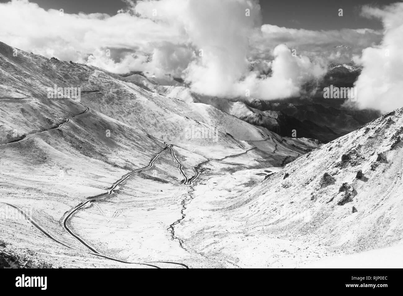 Landschaft mit der Wicklung hoher Höhe Straße zwischen Leh und Khardung La, Ladakh, Jammu und Kaschmir, Indien Stockfoto