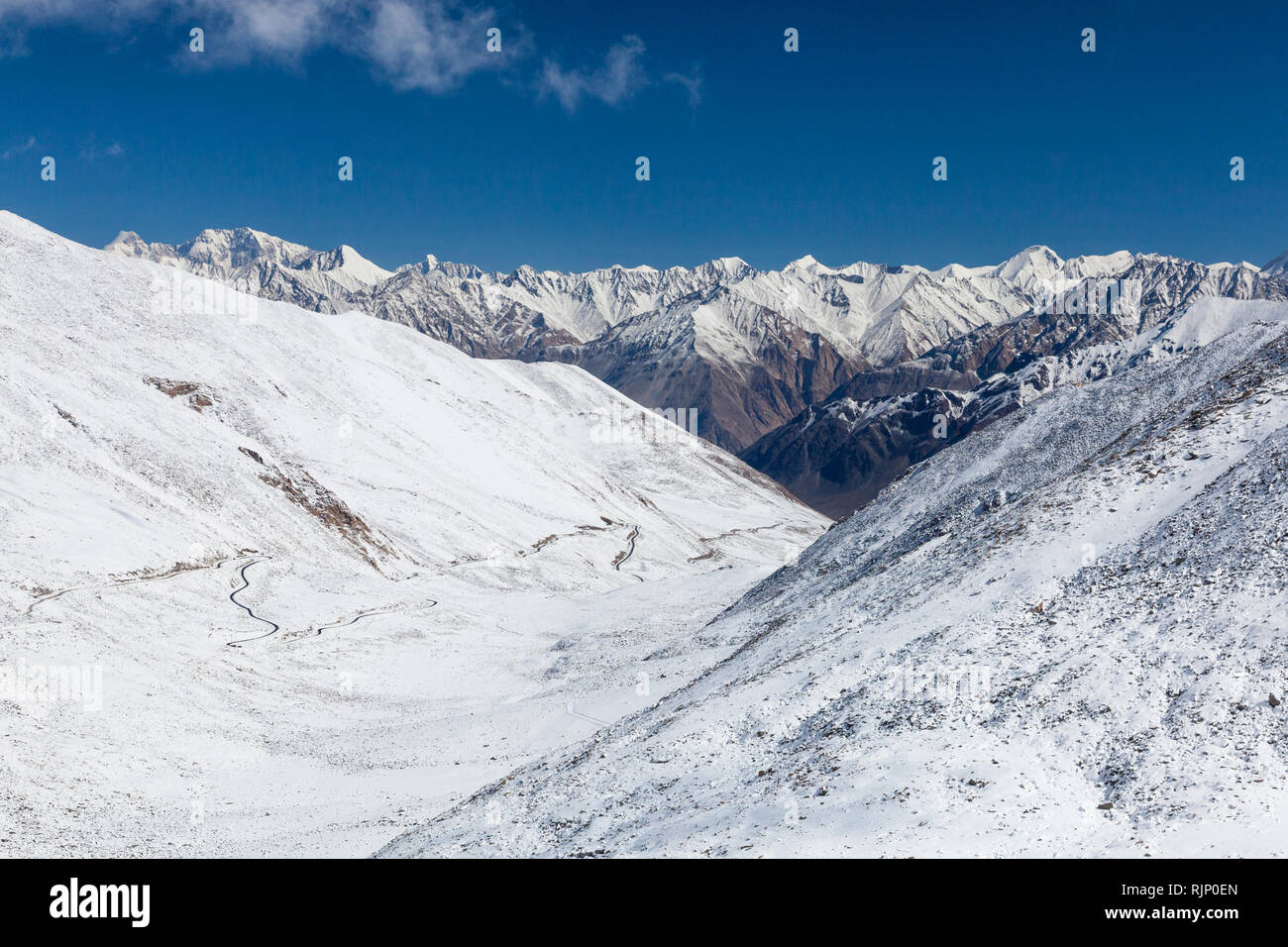 Höhe Landschaft mit schneebedeckten Bergen und Straße nach Nubra Tal von Khardung La (Pass), Ladakh, Jammu und Kaschmir, Indien Stockfoto
