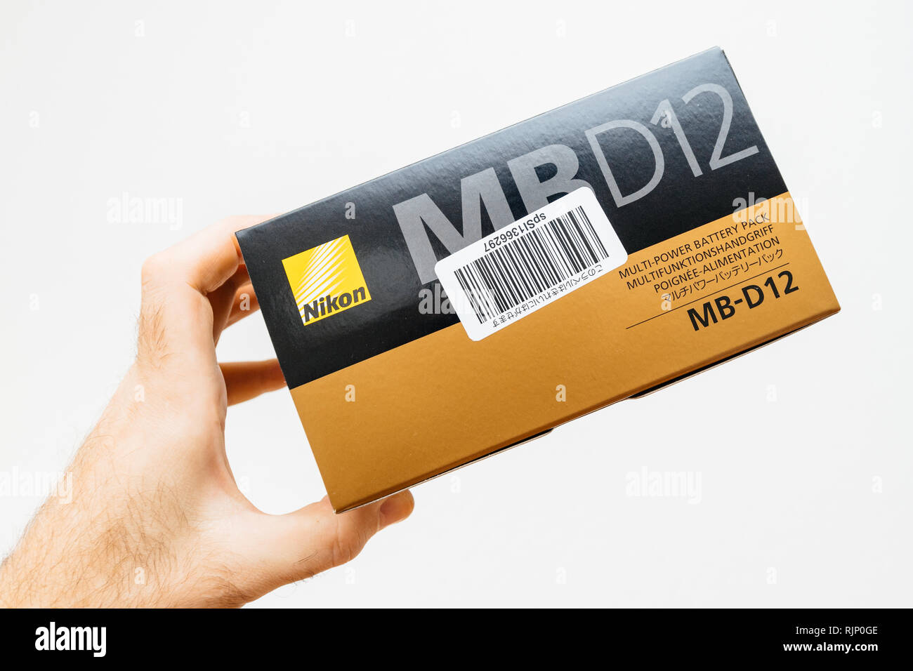 PARIS, Frankreich - Feb 5, 2018: Fotograf Hand gegen den weißen Hintergrund auf ein Feld mit einem Nikon MB-D12 Kamera Grip für die Nikon D810 D800 professionelle DSLR-Kamera Vorderansicht Stockfoto