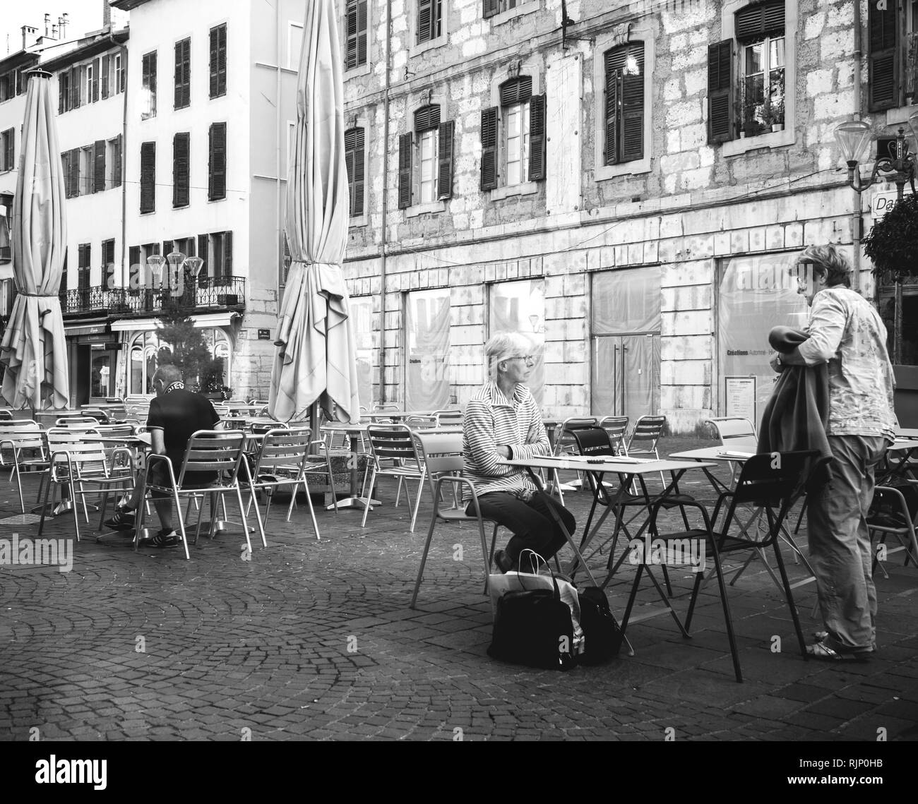 CHAMBERY, Frankreich - 16.August 2018: Ältere Frauen im Cafe im Zentrum von Chambery in den frühen Morgenstunden central square - Schwarz und Weiß Stockfoto