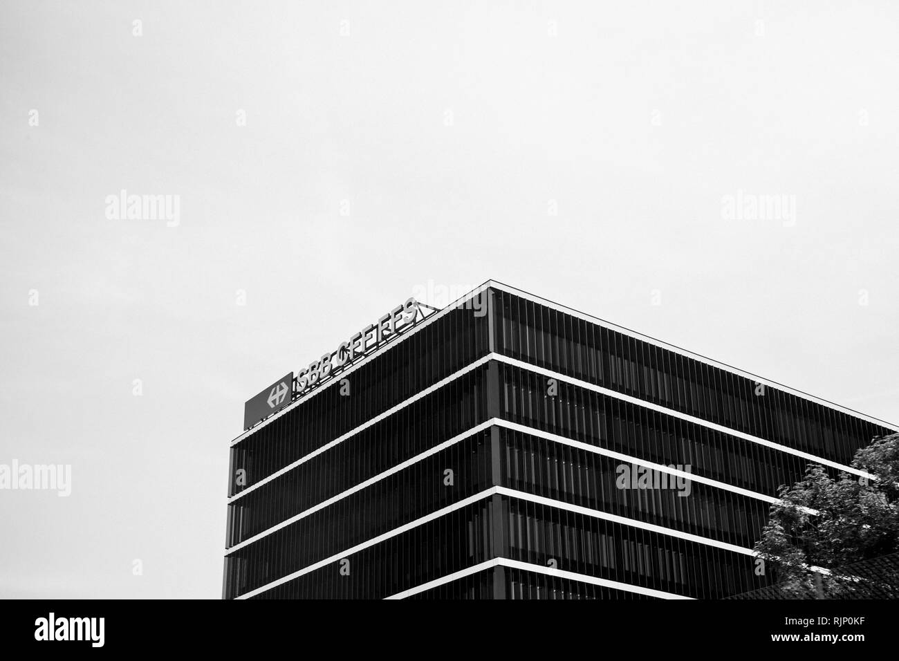 Bern, Schweiz - 17.August 2018: Hauptsitz der Schweizerischen Bundesbahnen Schweizerische Bundesbahnen SBB-CFF-FFS Schriftzug auf dem Dach des Gebäudes - Schwarz und Weiß Stockfoto