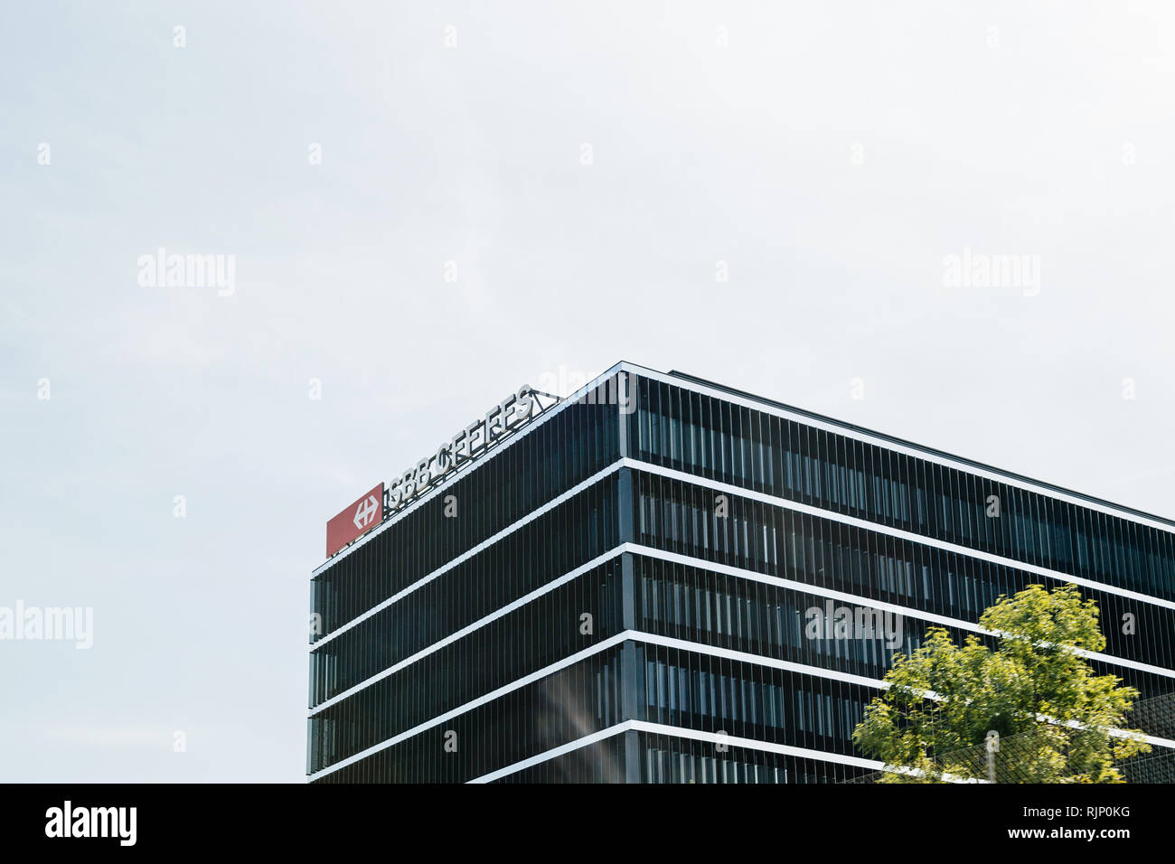 Bern, Schweiz - 17.August 2018: Hauptsitz der Schweizerischen Bundesbahnen Schweizerische Bundesbahnen SBB-CFF-FFS Schriftzug auf dem Dach des Gebäudes Stockfoto