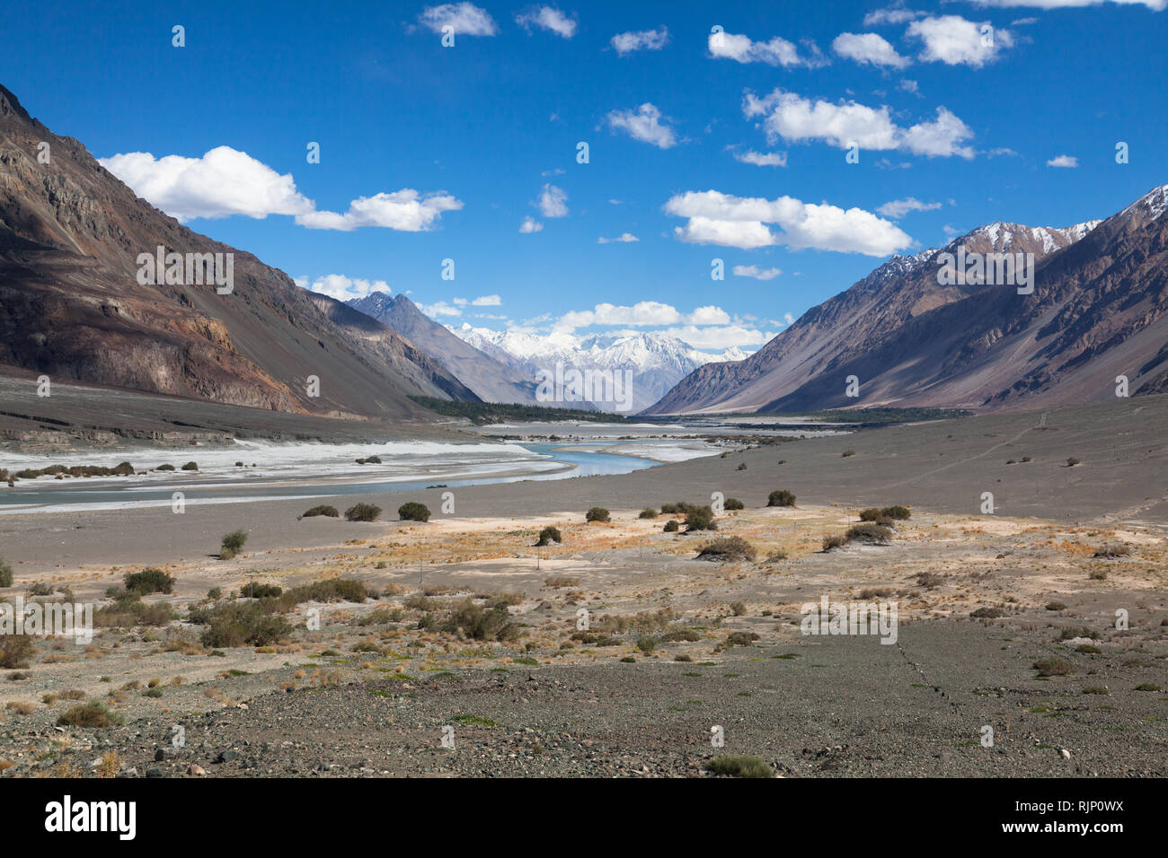 Atemberaubende Berglandschaft mit shyok Fluss im Nubra Tal (teilweise zwischen Hunder und Turtuk), Ladakh, Jammu und Kaschmir, Indien Stockfoto