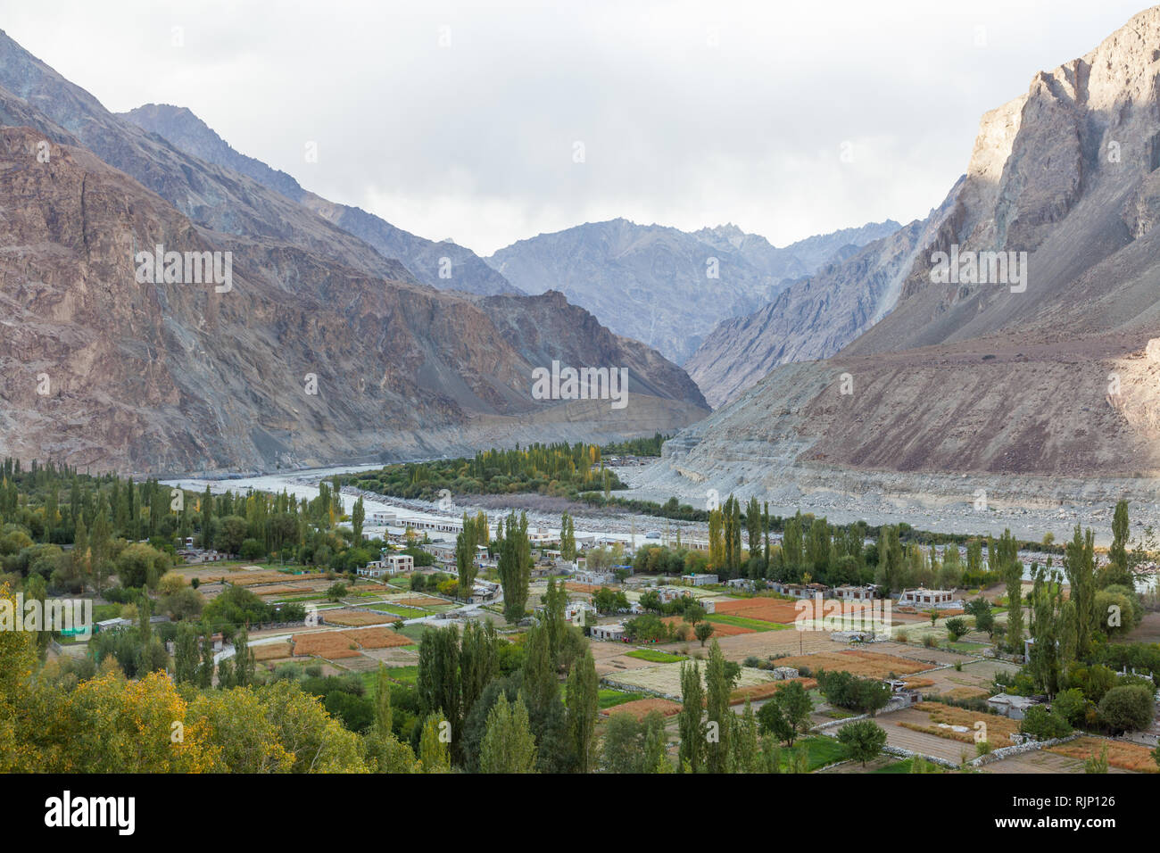 Herbstliche Landschaft von Turtuk Dorf im Nubra Tal (teilweise entlang des Flusses Shyok) in der Nähe der Linie der 22.9.2002, Ladakh, Jammu und Kaschmir, Indien Stockfoto