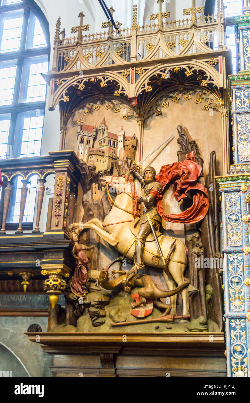 Allegorische Figur von St. George slaying Dragon, 1485, Dwor Artusa, Arthur's Court, 1717, von Abraham van den Verstopf t, Długi Targ, Danzig, Polen Stockfoto