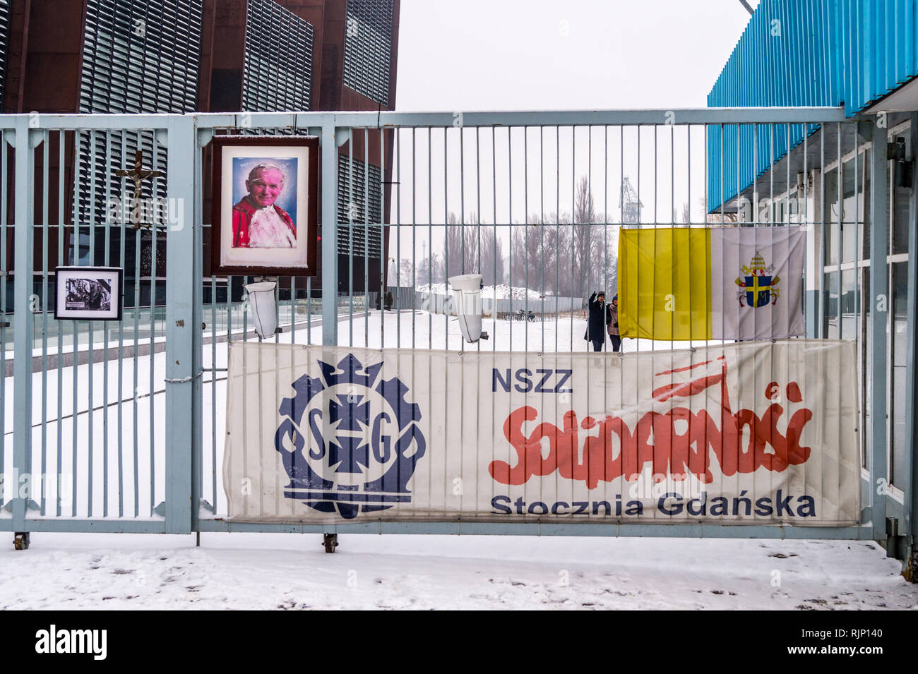 Eingangsschild zu Danziger Werft mit Poster von Papst Johannes Paul II., die Europäische Solidarität Center Museum, Plac Solidarności, Danzig, Polen Stockfoto