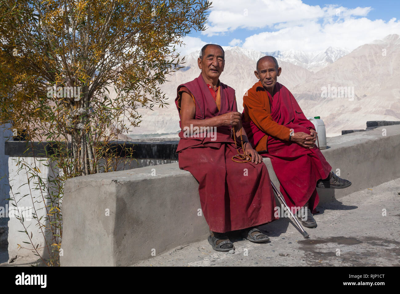 Zwei Mönche in Diskit Kloster (auch bekannt als diskit Gompa oder Deskit Gompa), Nubra Valley, Ladakh, Jammu und Kaschmir, Indien Stockfoto