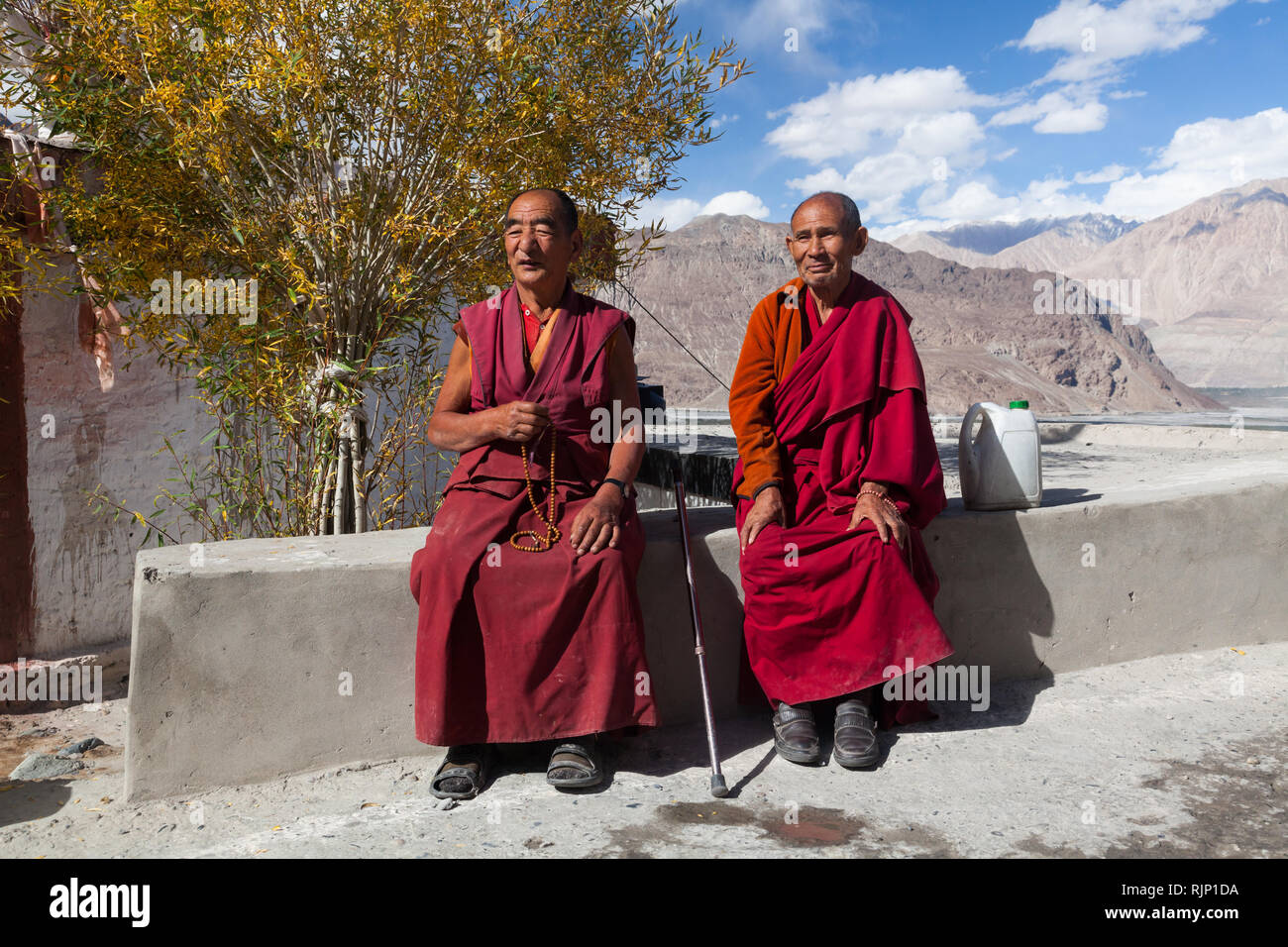 Zwei Mönche in Diskit Kloster (auch bekannt als diskit Gompa oder Deskit Gompa), Nubra Valley, Ladakh, Jammu und Kaschmir, Indien Stockfoto