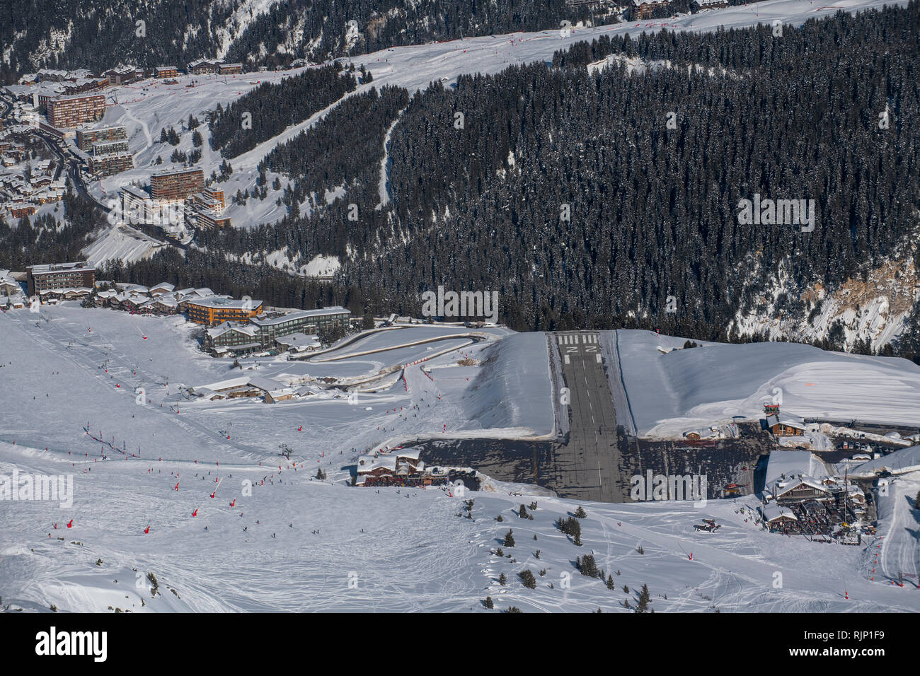 Courchevel Altiport (Französisch: de Courchevel Altiport) ist ein altiport, Courchevel, ein Wintersportort in den Französischen Alpen. Stockfoto